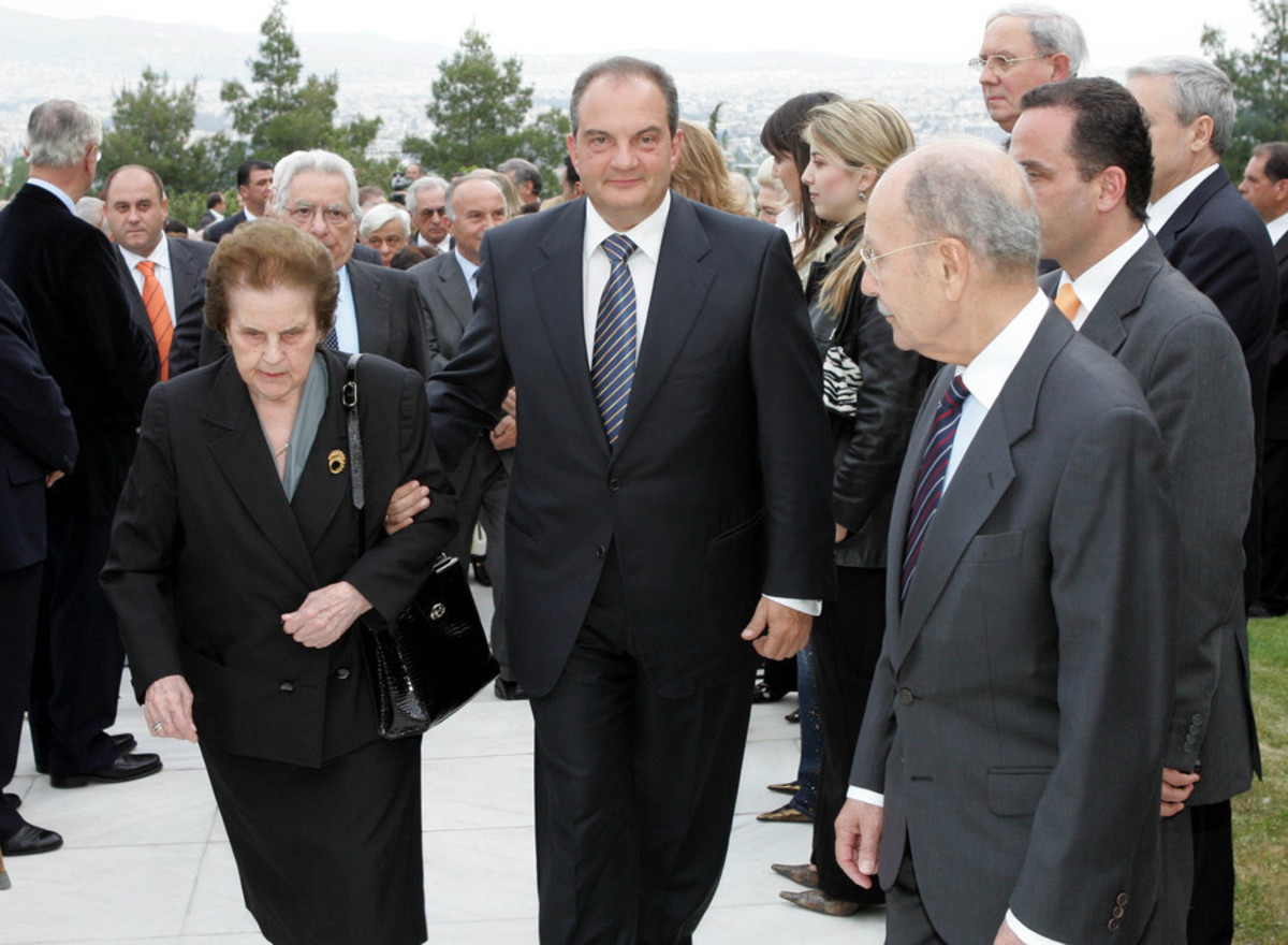 ΦΩΤΟ ΑΠΕ - Η Αθηνά Καραμανλή μαζί με τον ανιψιό της Κώστα Καραμανλή