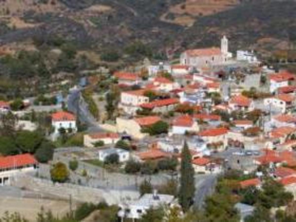 Αγανακτισμένοι πολιορκούν το σπίτι του Χριστόφια