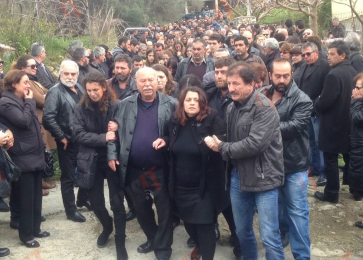 Μαυροφορεμένη λαοθάλασσα στην κηδεία