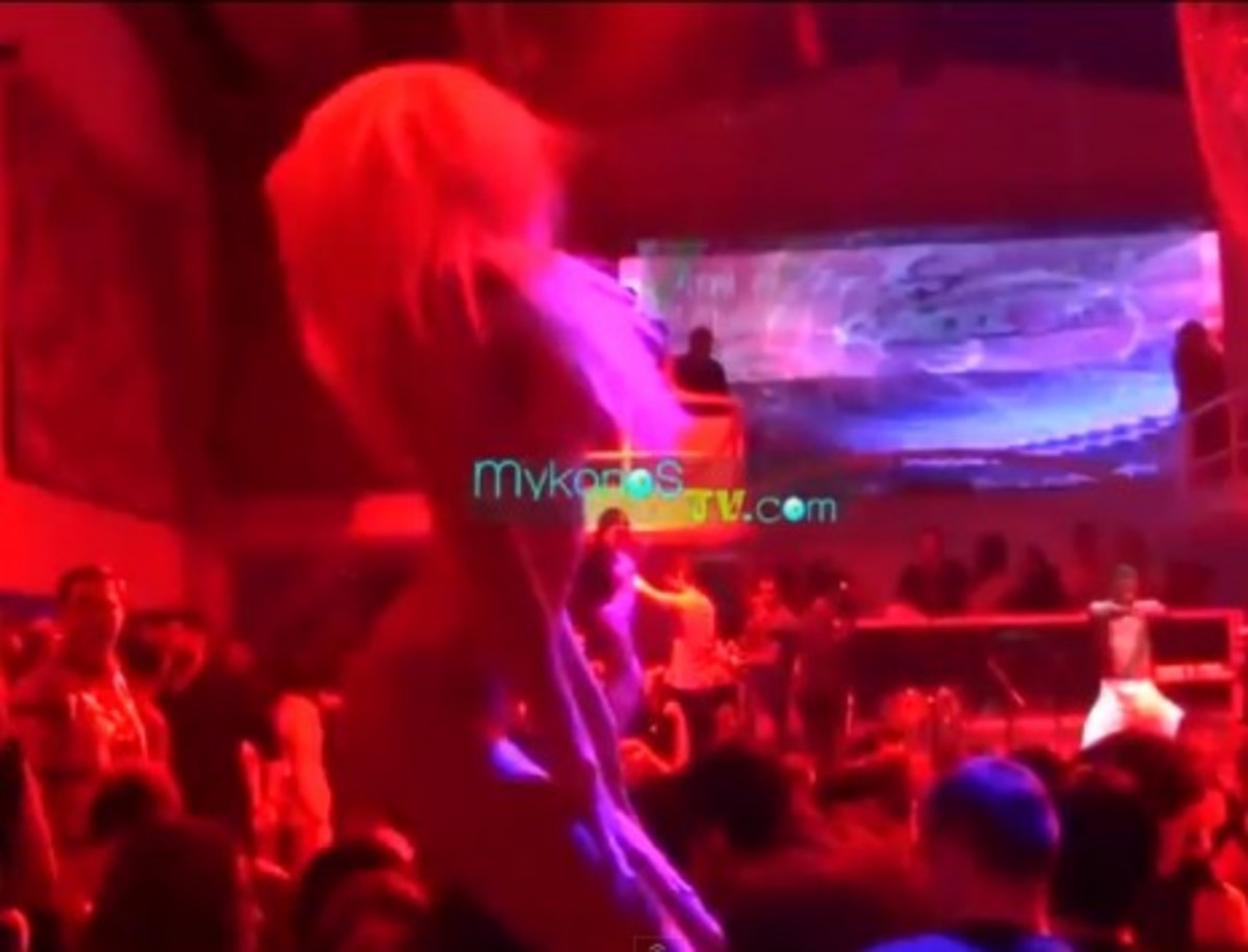 Εντυπωσιακές χορεύτριες στη Μύκονο