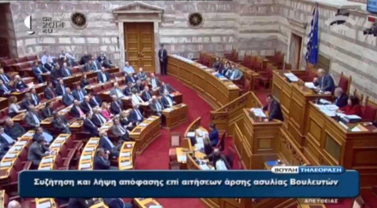 Αποχωρήσεις Χρυσαυγιτών με ύβρεις