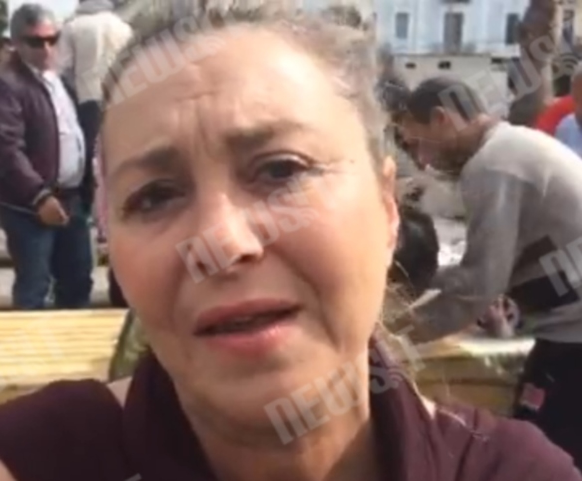 Μοιράζουν φαγητό σε μετανάστες