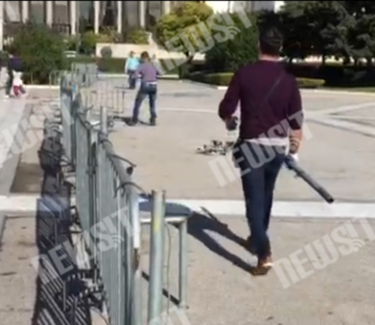 Ξηλώνουν κάγκελα στο Σύνταγμα