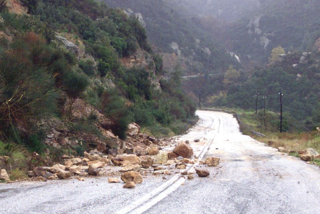 Λευκάδα: Βράχια έπεσαν στη μέση του δρόμου