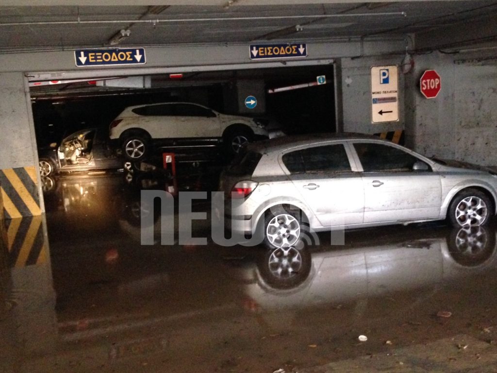 Δεν δεσμεύεται για αποζημιώσεις στους πληγέντες η ΑΒ Βασιλόπουλος! Παραμένουν στο υπόγειο γκαράζ τα αυτοκίνητα που “πνίγηκαν” στα νερά