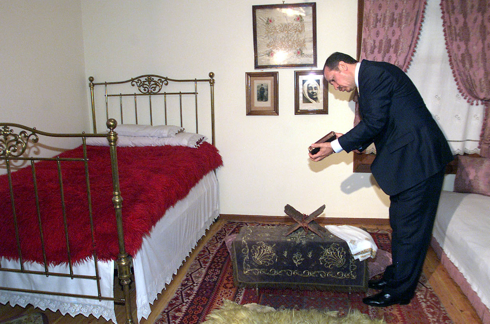 O Ταγίπ Ερντογάν σε παλαιότερη επίσκεψη στο σπίτι του Κεμάλ Ατατούρκ - ΦΩΤΟ EUROKINISSI