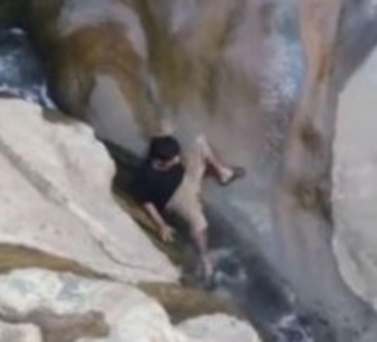 Απίθανη τούμπα σε νεροτσουλήθρα