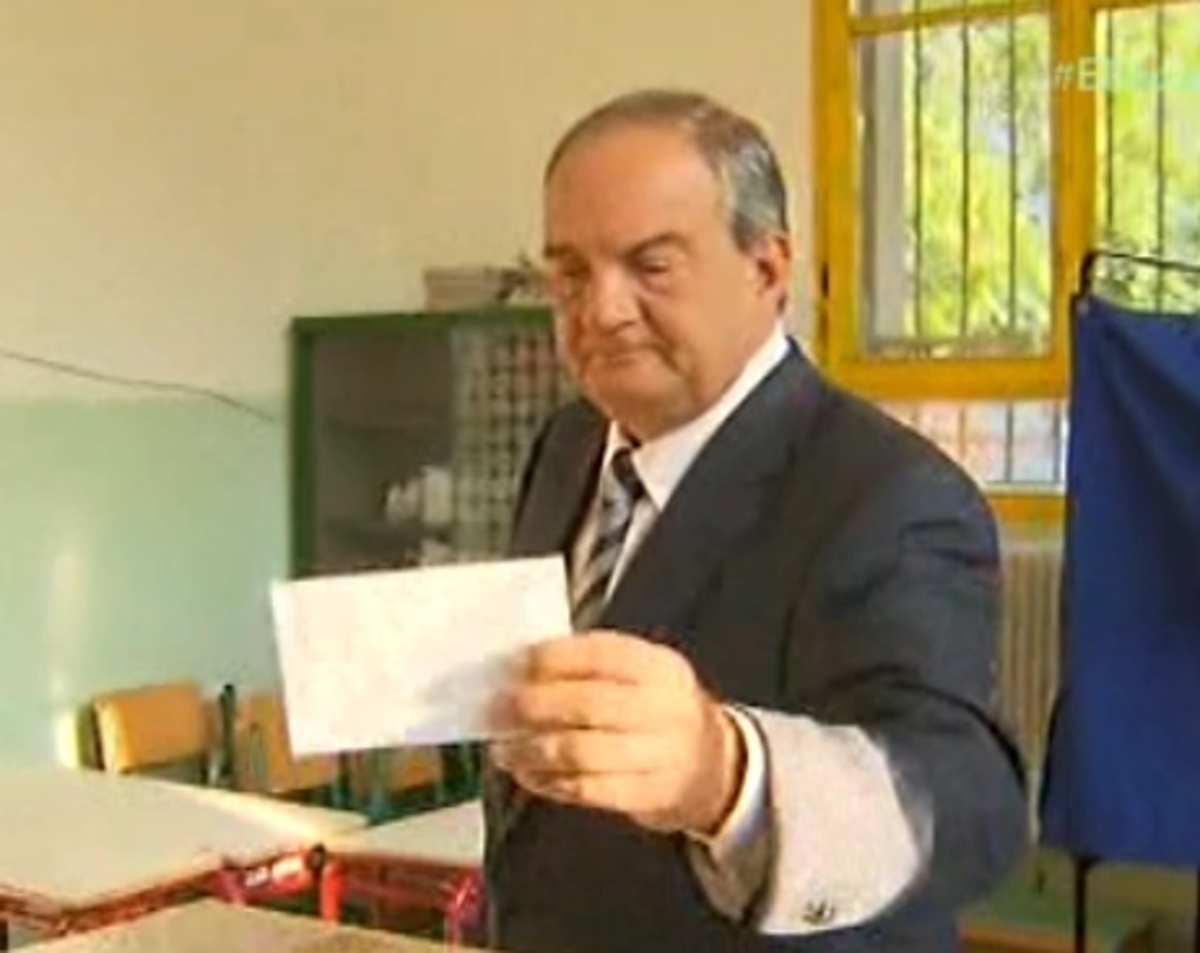 Δημοψήφισμα: Αμίλητος ο Κώστας Καραμανλής που ψήφισε από τους πρώτους στη Θεσσαλονίκη – Υποδοχή από φίλους και συνεργάτες (Βίντεο)!