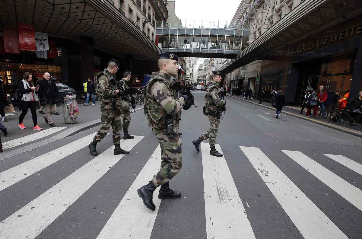 Τρόμος πάνω από την Ευρώπη – Τίποτα δεν έχει τελειώσει ακόμα – Η Γαλλία κατεβάζει 10.000 στρατιώτες στους δρόμους