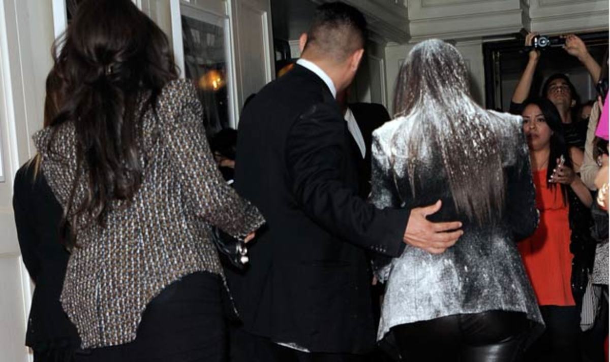 Περιέλουσαν πασίγνωστη celebrity με αλεύρι πάνω στο κόκκινο χαλί!