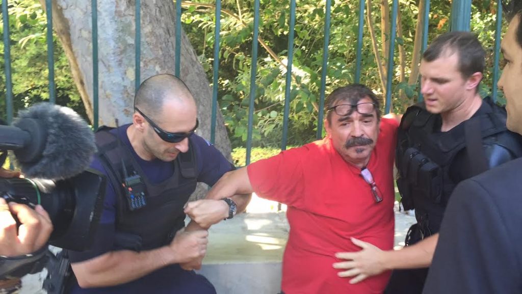 Μαξίμου:Πήγε να απλώσει πανό