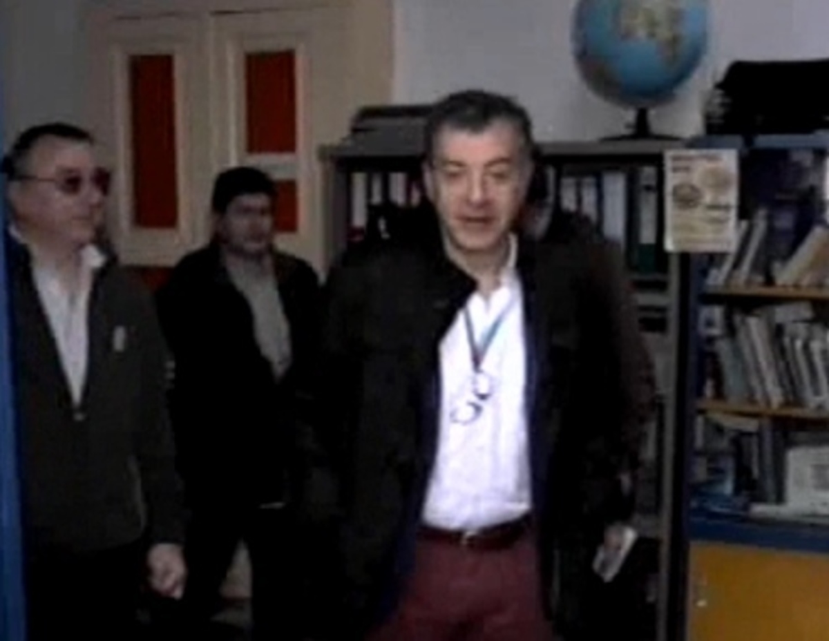 Χανιά: Χωρίς σακίδιο, με ένα παντελόνι που προκάλεσε πολλές συζητήσεις ψήφισε ο Σταύρος Θεοδωράκης – Δείτε το βίντεο!