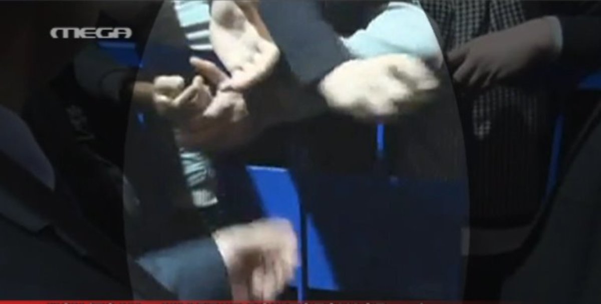 Ντοκουμέντο: Υπουργός μοιράζει λεφτά