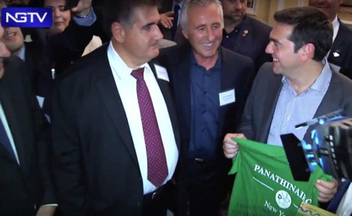 Φανέλα Παναθηναϊκού στον Τσίπρα