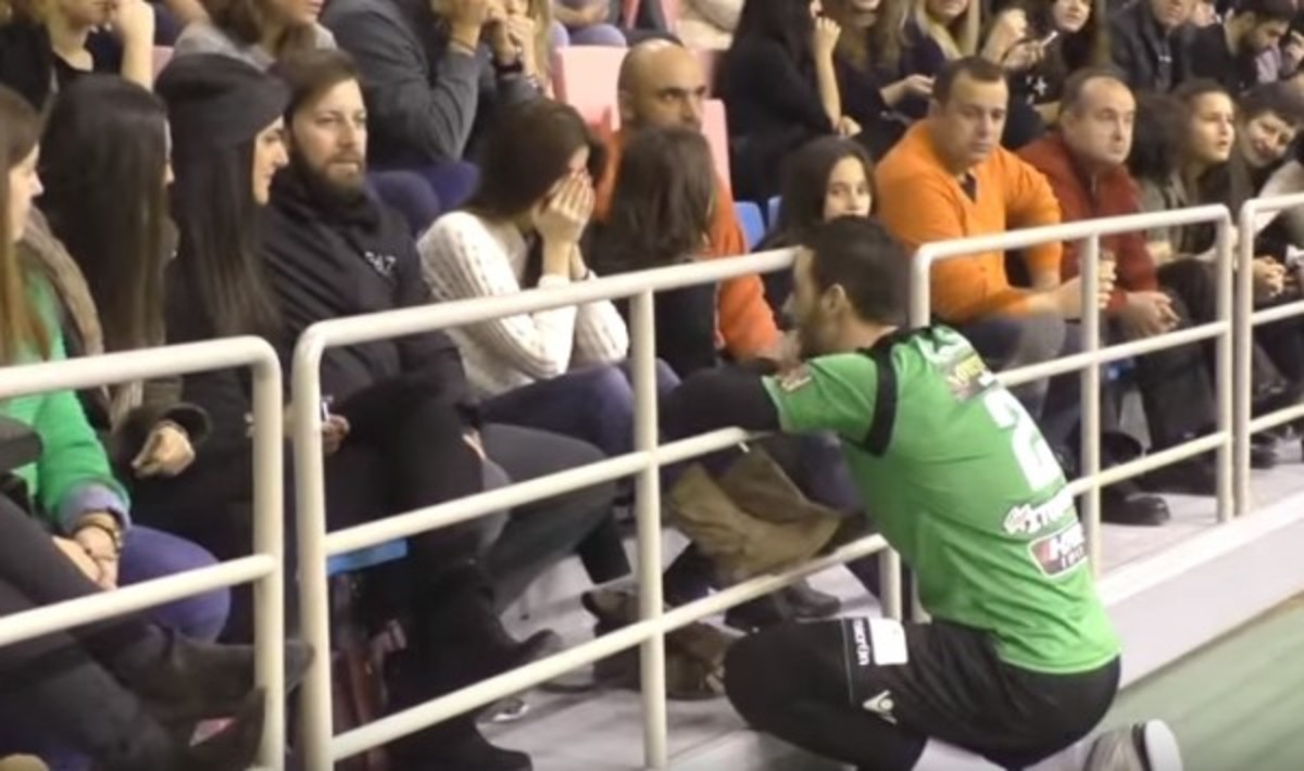 Πρόταση γάμου σε γήπεδο