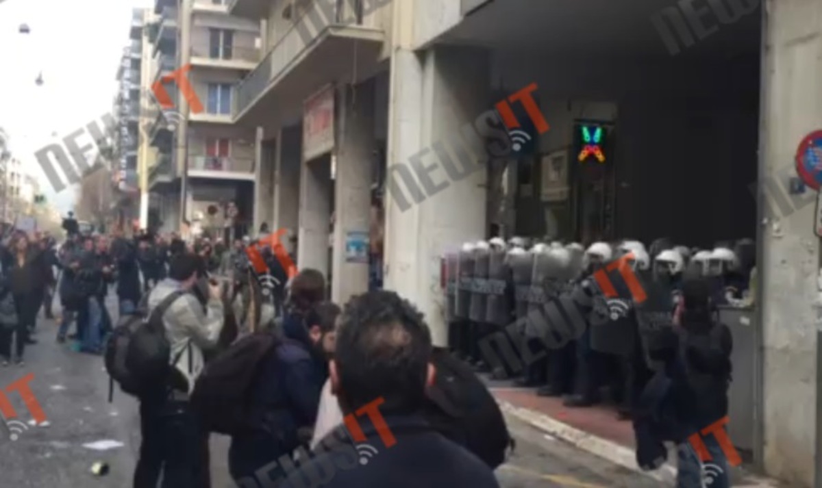 Ντομάτες σε υπουργείο-ΜΑΤ