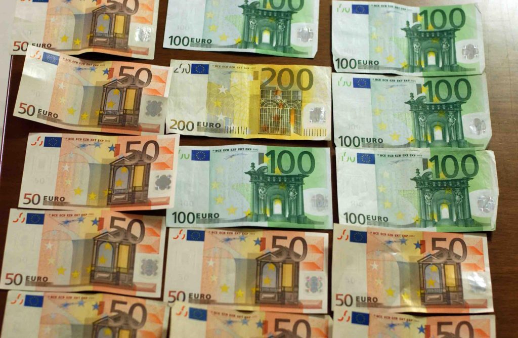 Πρέβεζα: Πετούσαν από το αυτοκίνητο χαρτονομίσματα των 50 ευρώ!