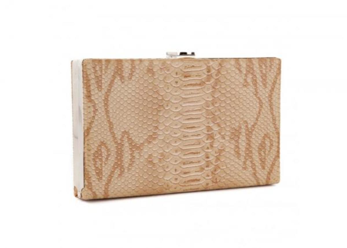 Μπεζ clutch bag: Το απόλυτο “must have”