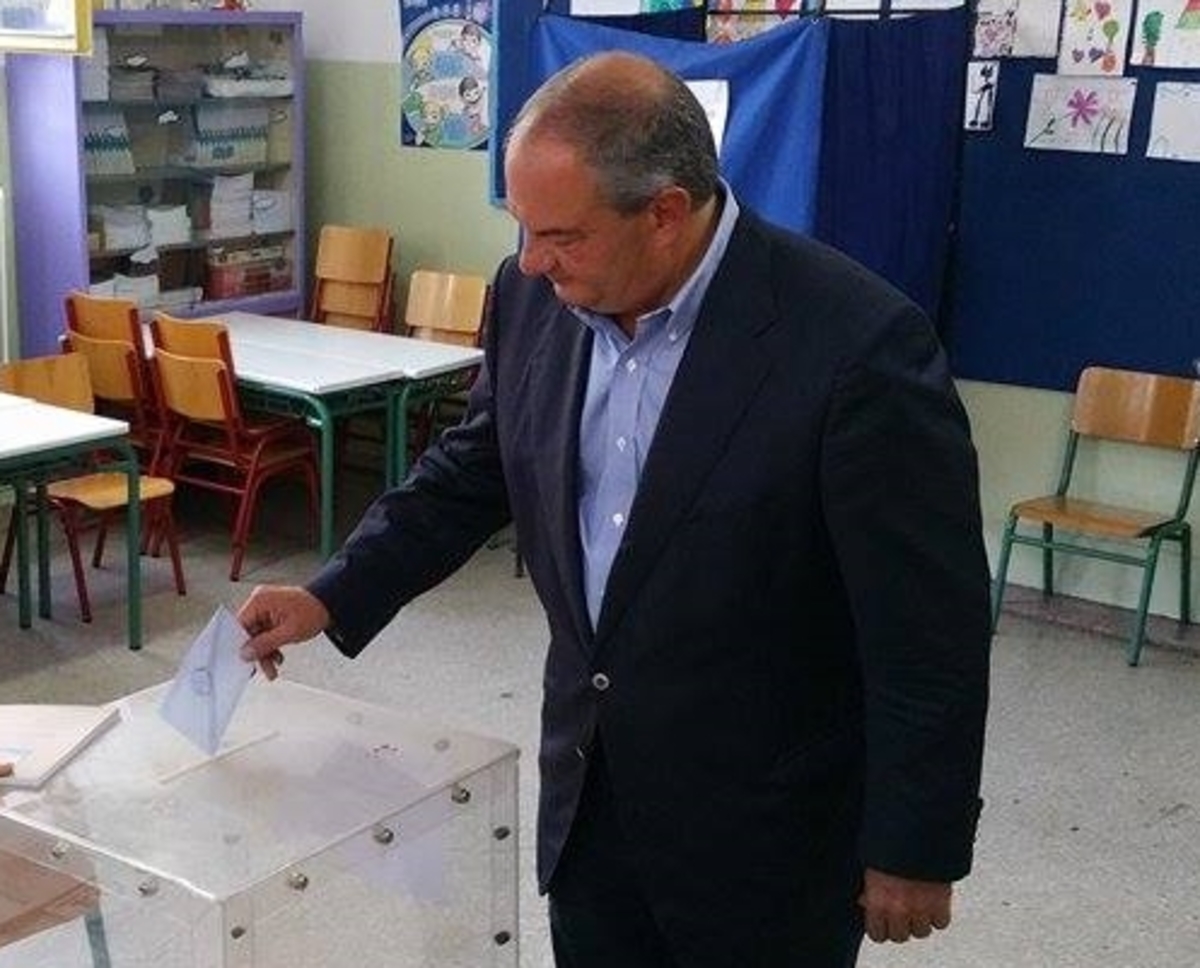Φρεσκοκουρεμένος ψήφισε ο Καραμανλής