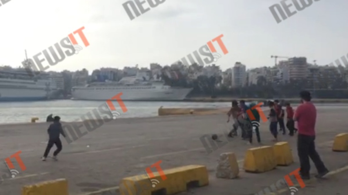 Παιχνίδια προσφυγόπουλων στον Πειραιά