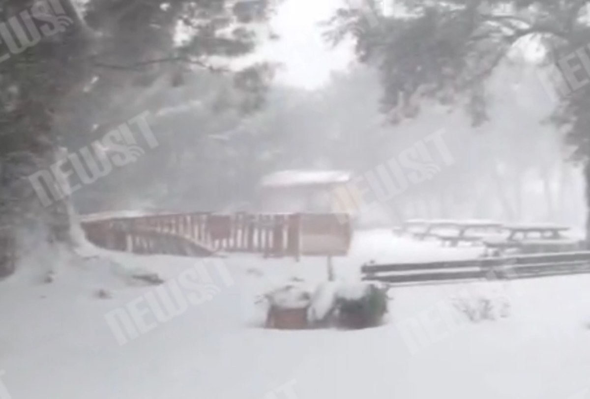 Σφοδρή χιονοθύελλα στην Πεντέλη