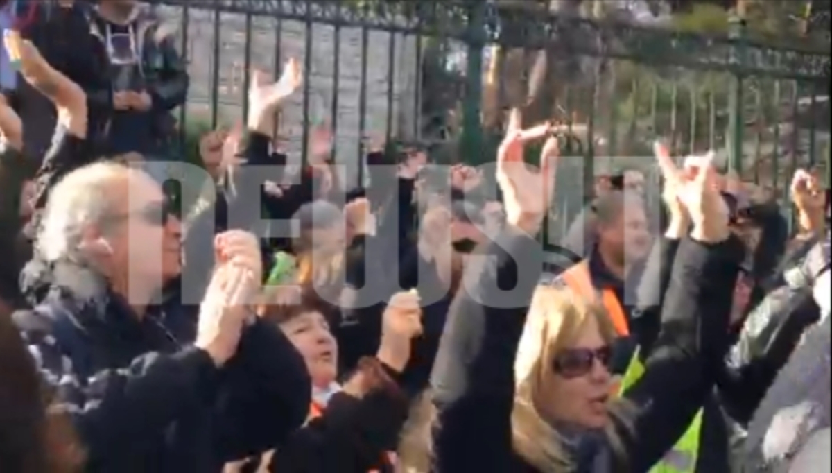 Συνθήματα από σχολικούς φύλακες