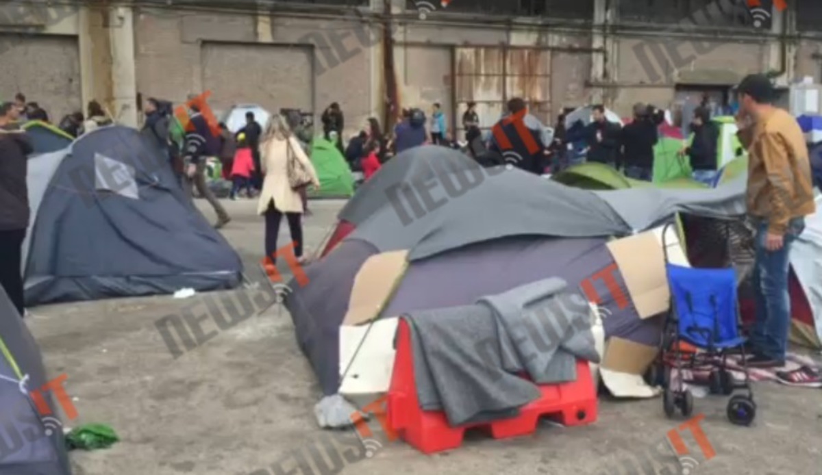 Πρόσφυγες που ξεστήνουν σκηνές στον Πειραιά