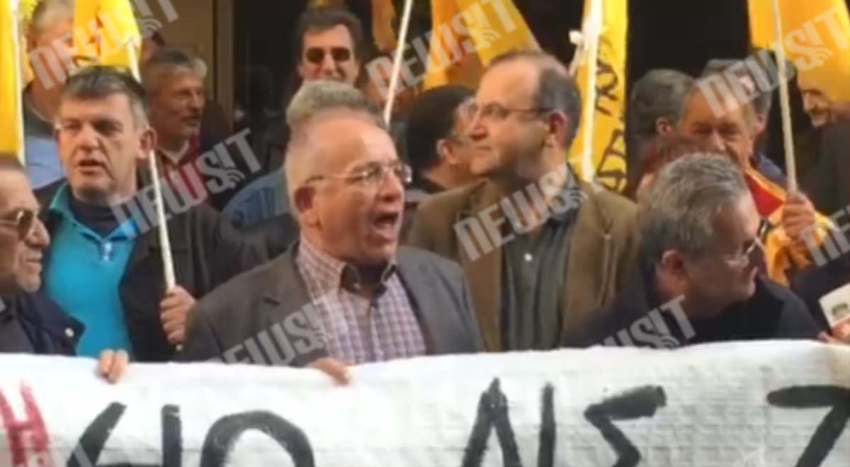 Συγκέντρωση στο υπουργείο Οικονομικών