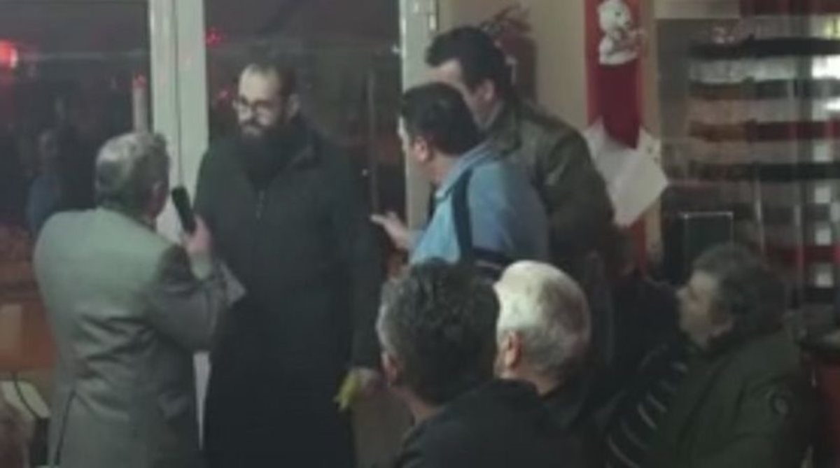 Οπαδοί Σώρρα κατά ιερέα