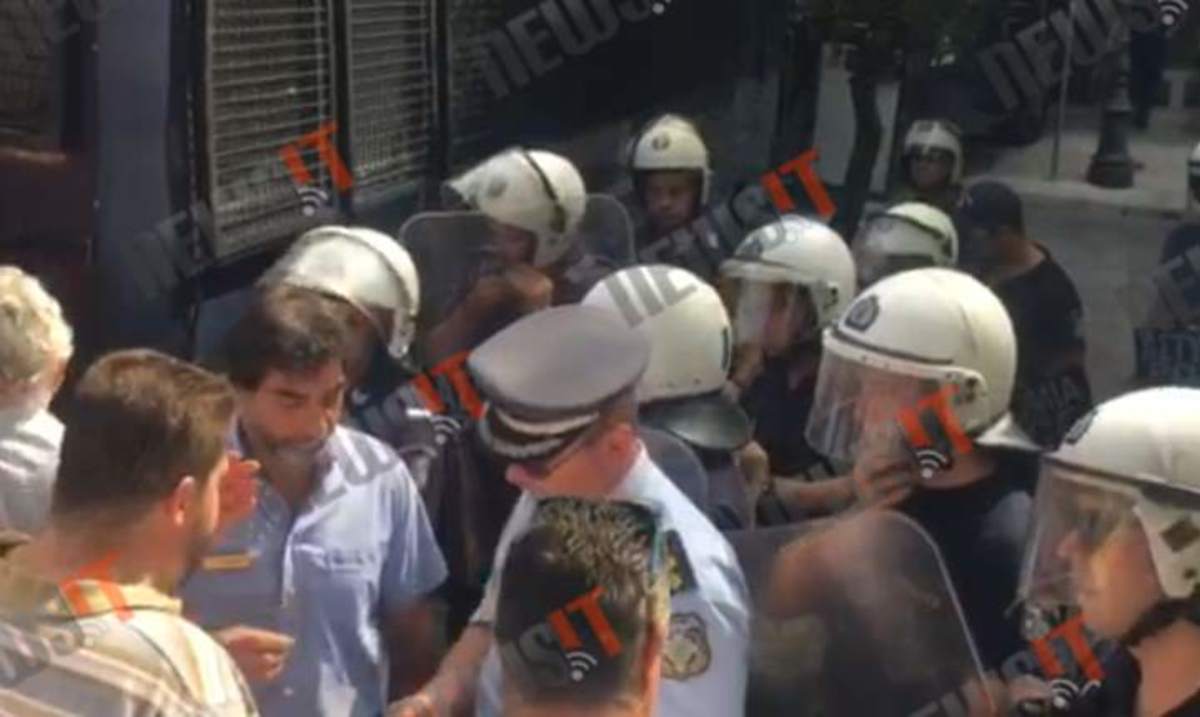 Σπρωξίματα εργαζομένων με αστυνομικούς