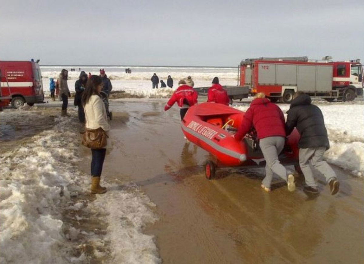 Συναγερμός στη Λετονία για τη διάσωση τουλάχιστον 200 ατόμων που είναι παγιδευμένα πάνω σε κομμάτια πάγου