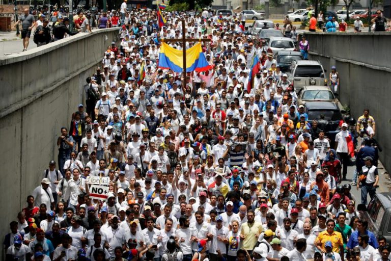 Στα λευκά και βουβά η Βενεζουέλα θρηνεί τους νεκρούς της! Λαοθάλασσα στις διαδηλώσεις [pics]
