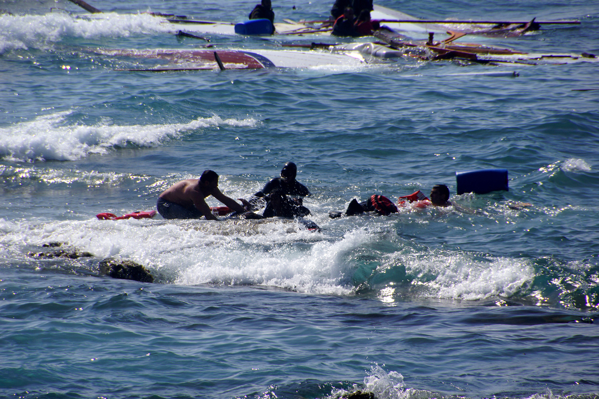 Ρόδος: Μαζική δολοφονία σε ζωντανή σύνδεση! Δουλέμποροι έριξαν σκάφος με 100 ψυχές στα βράχια! Οι άνθρωποι έπεφταν στην θάλασσα να σωθούν!