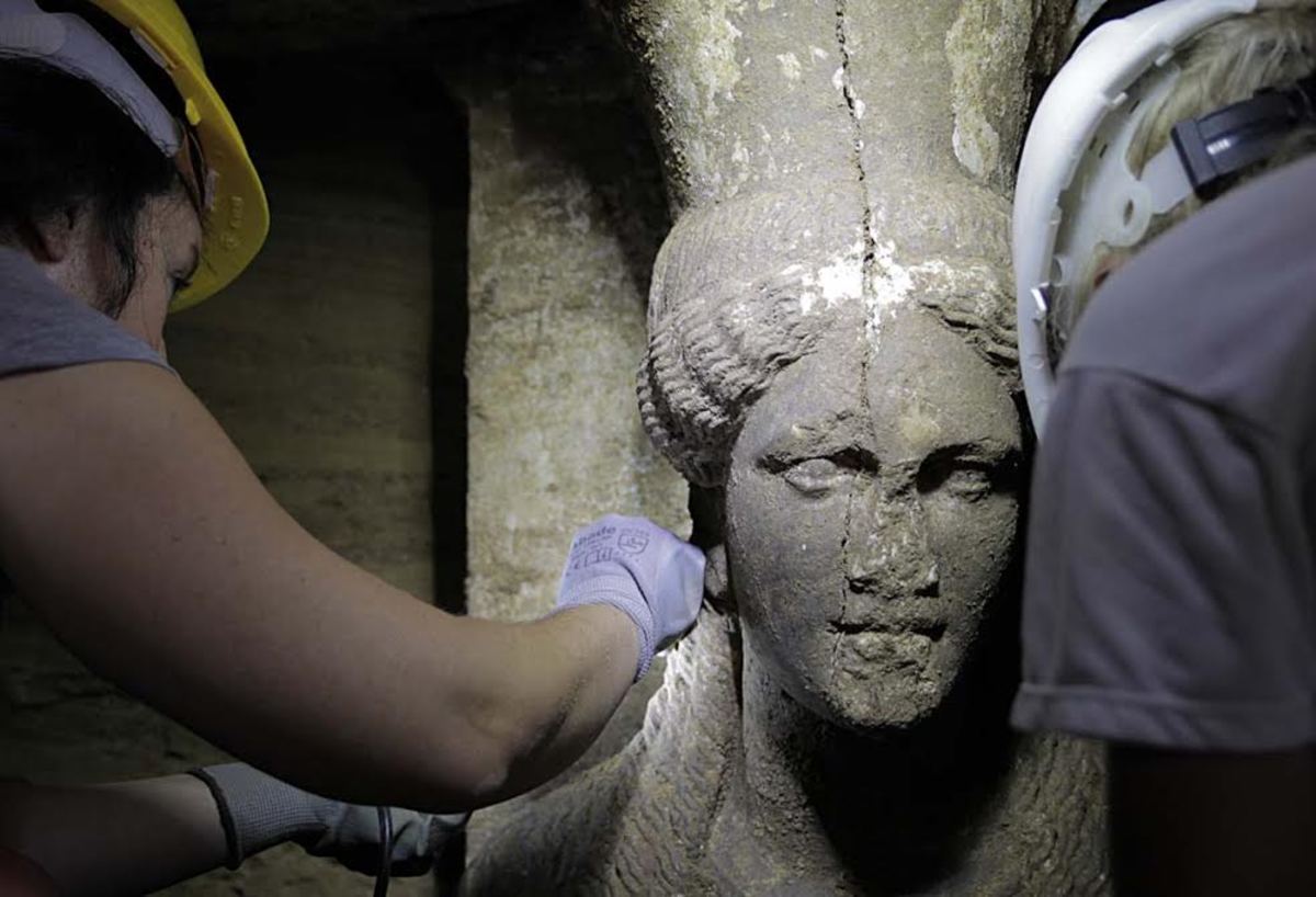 Τα νέα εντυπωσιακά ευρήματα στον τάφο της Αμφίπολης – Αποκαλύφθηκαν δύο πανέμορφες Καρυάτιδες