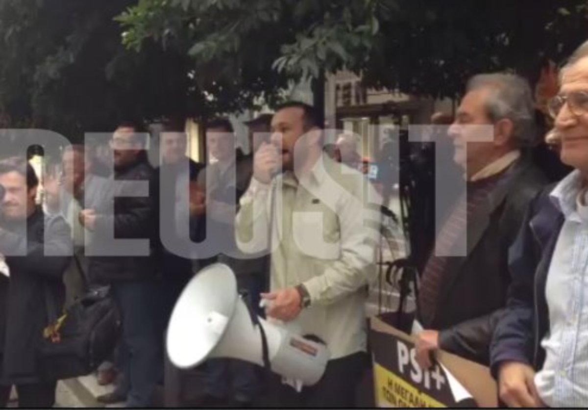Μικροoμολογιούχοι: Συνθήματα και χειρονομίες
