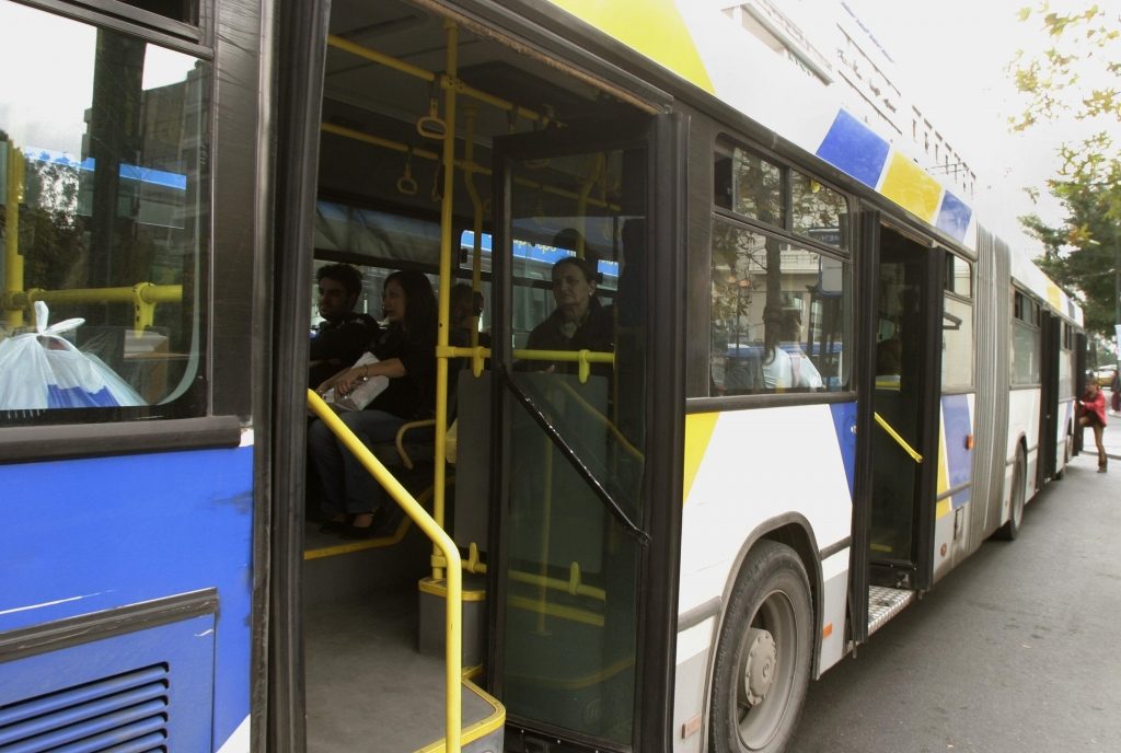 Πυκνώνουν τα δρομολόγια των λεωφορείων λόγω… ταξί