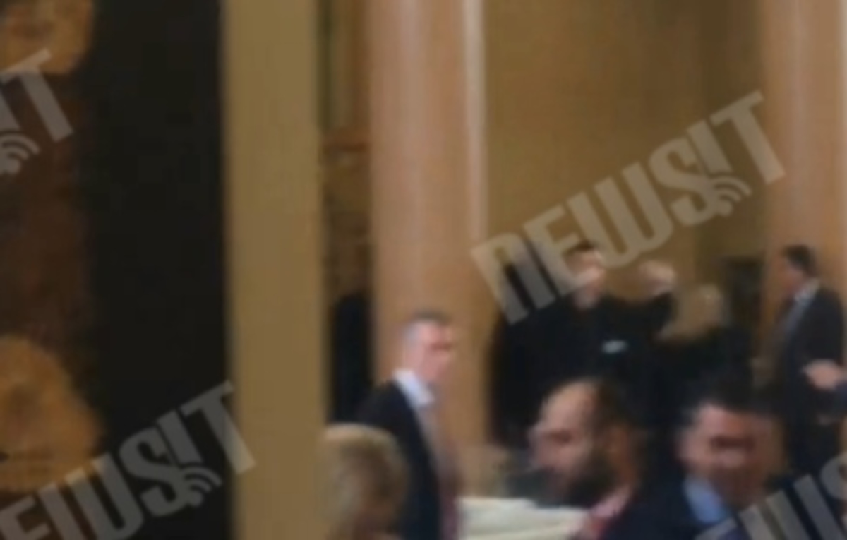 Συνθήματα Χρυσαυγιτών στη βουλή