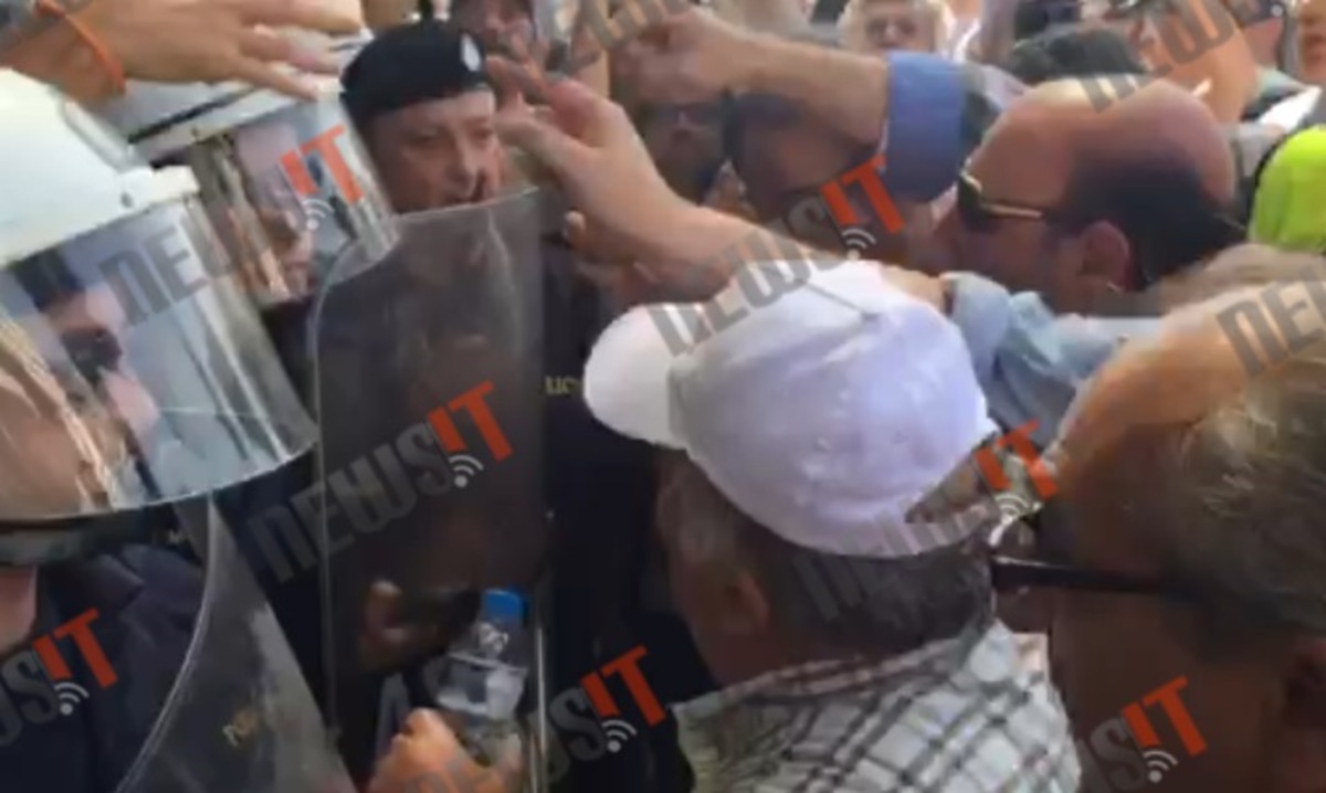 Επεισόδια λιμενεργατών με ΜΑΤ