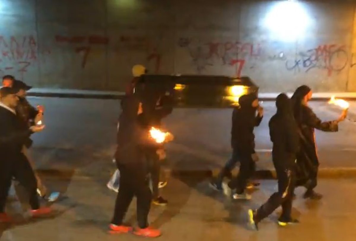 Νέο βίντεο ντοκουμέντο με το φέρετρο στον ΣΚΑΪ – Ο ”παπάς” τα συνθήματα και η πορεία των κουκουλοφόρων!