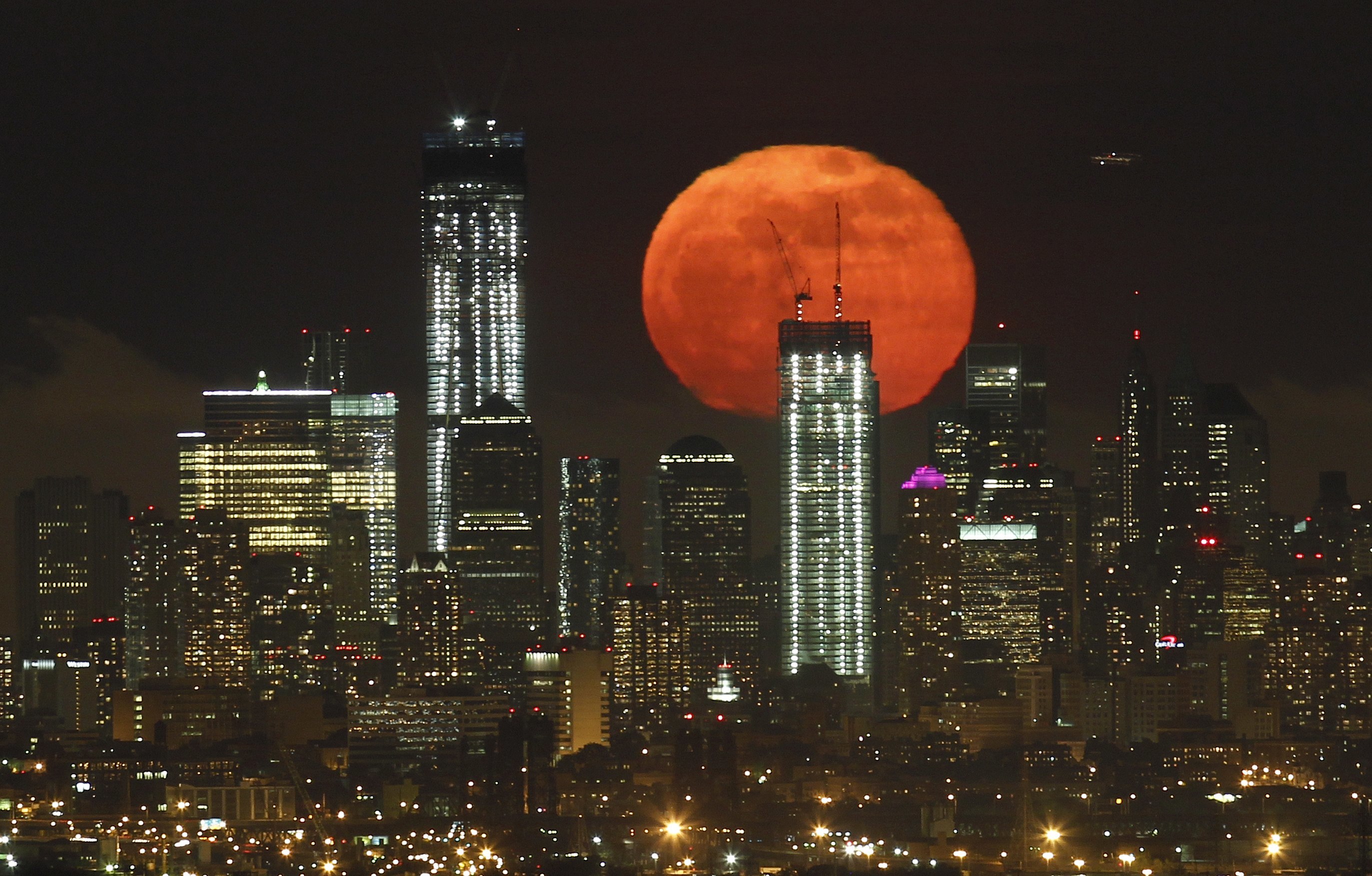 Επίδειξη ομορφιάς από την σελήνη πάνω από το Μανχάταν το βράδυ της 6ης Μαϊου - REUTERS/Gary Hershorn