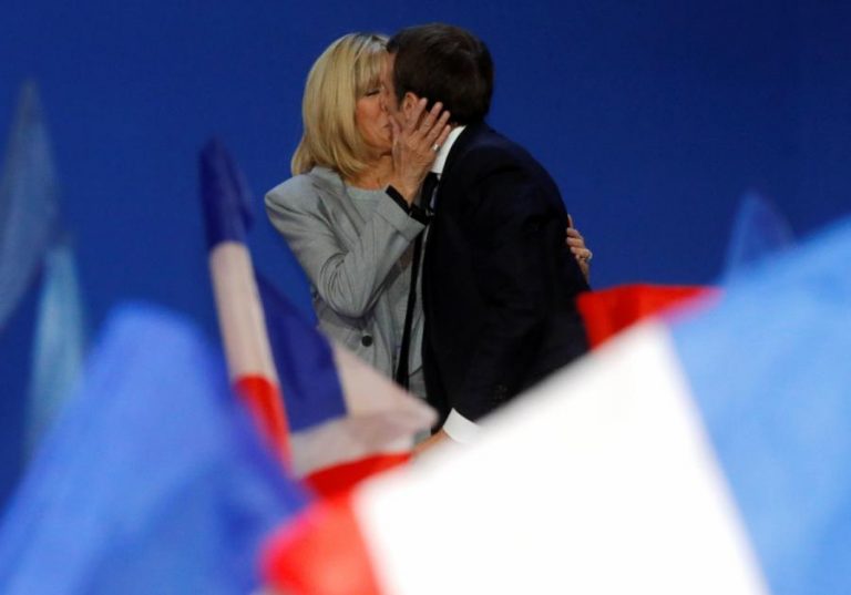 Γαλλία – Εκλογές: Η λατρεία του Μακρόν στην κατά 20 χρόνια μεγαλύτερη Μπριζίτ του – Τα καυτά τους φιλιά [pics]