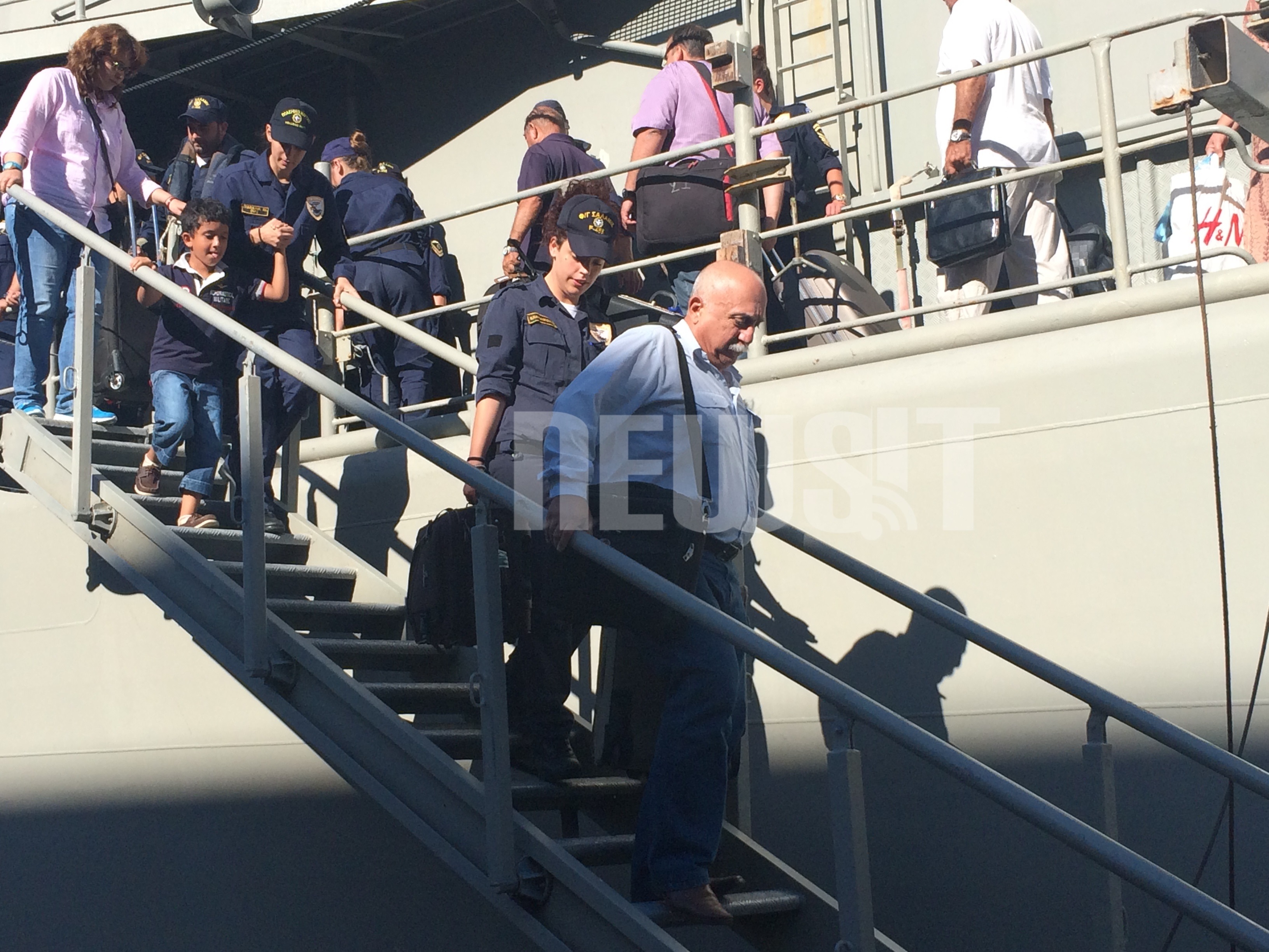 Από την κόλαση της Λιβύης στο λιμάνι του Πειραιά! Έφτασαν οι Έλληνες και οι ξένοι υπήκοοι που απεγκλωβίστηκαν από το Πολεμικό Ναυτικό