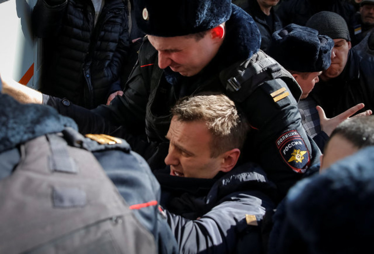 Ξύλο σε διαδήλωση κατά της διαφθοράς στη Ρωσία – Συνέλαβαν τον “εχθρό” του Πούτιν [pics, vids]