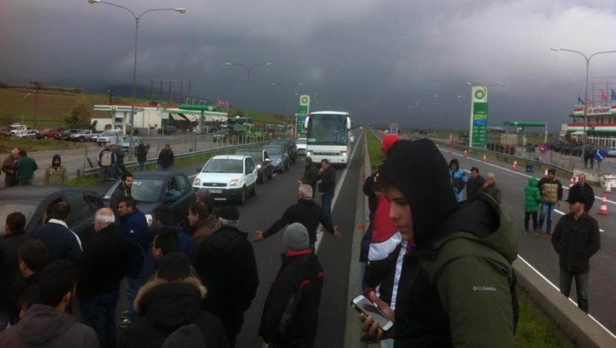 Μπλόκα αγροτών: Έκλεισαν την Εθνική οδό στο 90 – Ένταση με οδηγούς