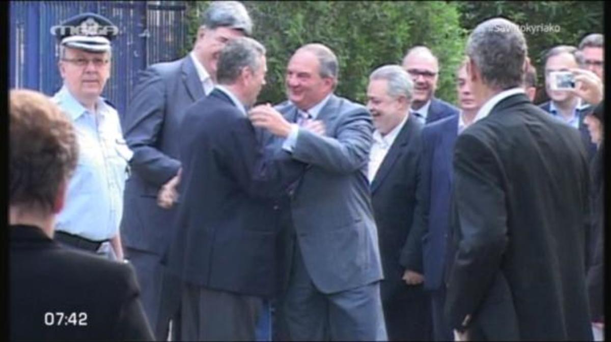 Εκλογές 2014: Ο Κώστας Καραμανλής και το στιγμιότυπο που προκάλεσε γέλια – Ψήφισε πρώτος ο πρώην πρωθυπουργός!