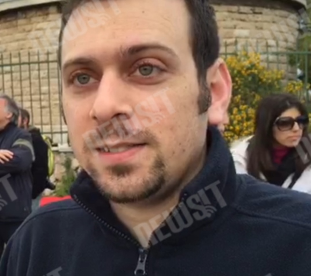 Παρακολουθούν την έκλειψη ηλίου