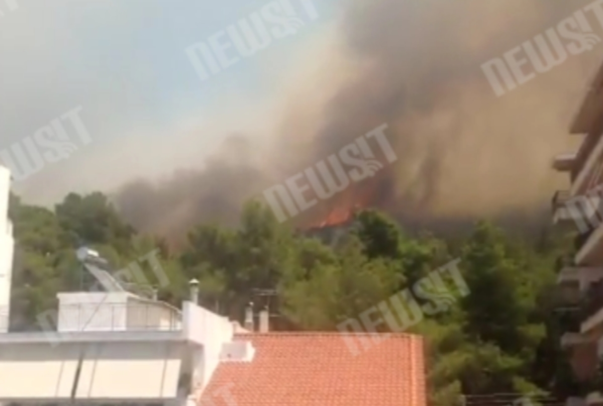 Καίγονται σπίτια στον Υμηττό