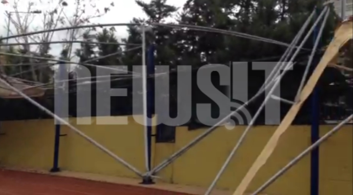 Έπεσε στέγαστρο στη Γλυφάδα