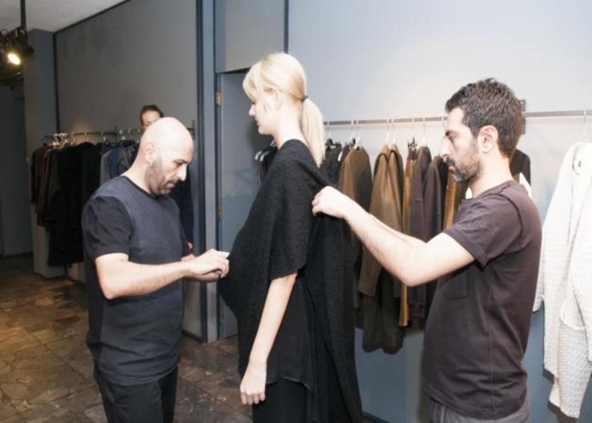 Μπήκαμε στο ατελιέ του Stelios Koudounaris λίγο πριν το fashion show!