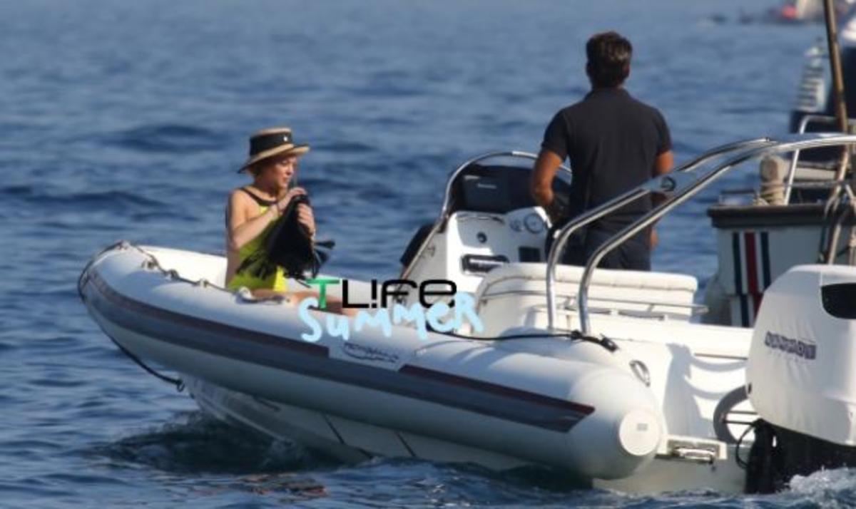 Λίγο πριν φύγει, η Lindsay Lohan με σέξι ολόσωμο απολαμβάνει τη Μύκονο!